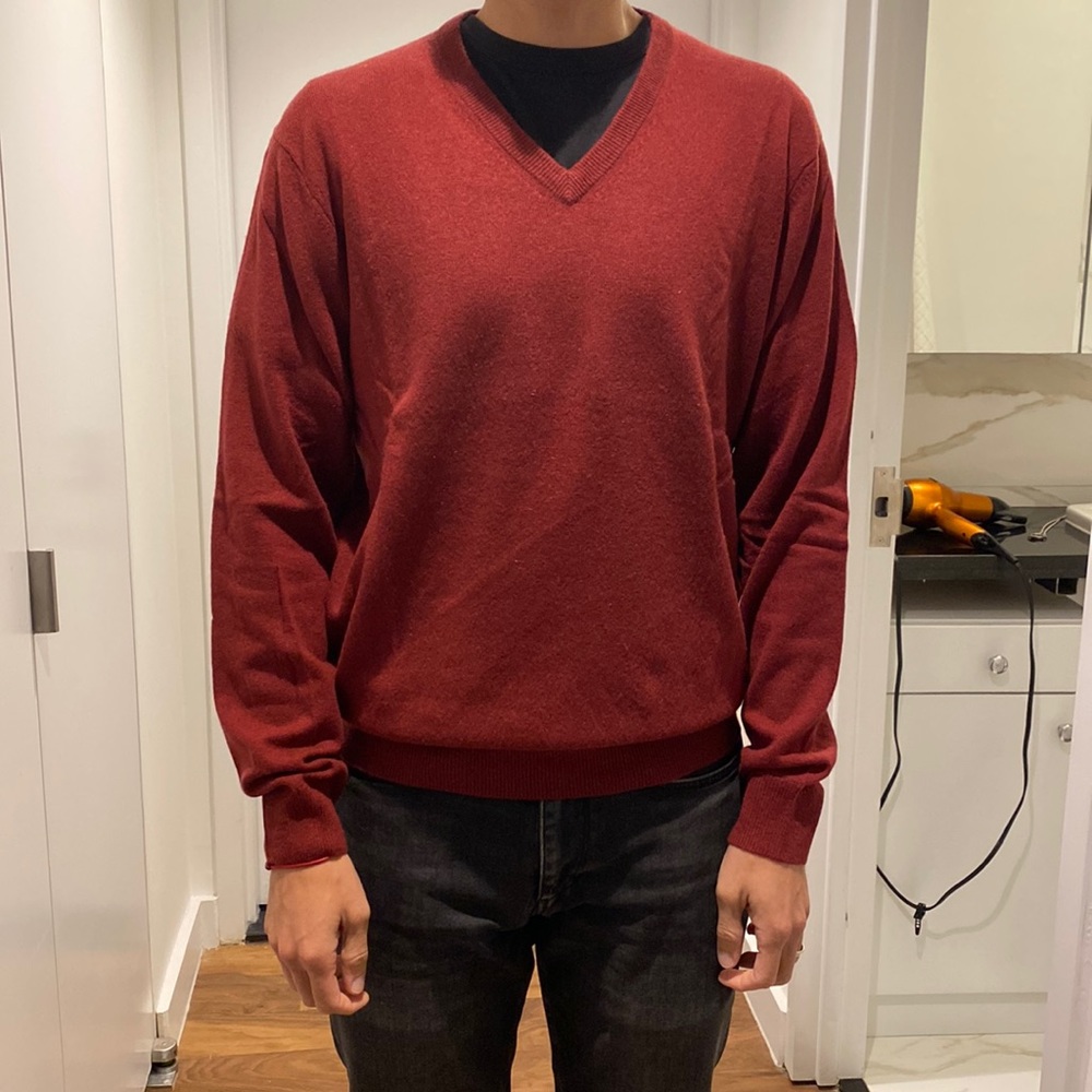 Neiman Marcus Men’s v neck cashmere sweater in burgundy